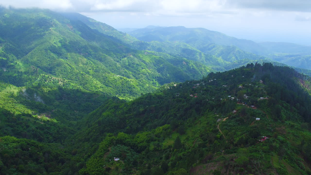 una vista aérea de las montañas azules en jamaica, mirando hacia la parroquia de portland y la parroquia de santo tomás