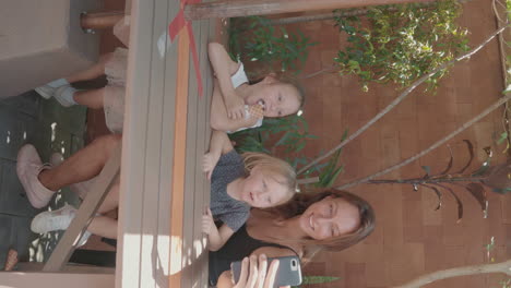 madre tomando selfies con sus hijos