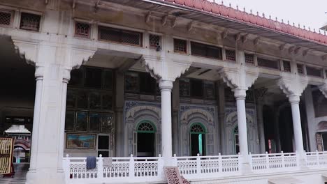 Alter-Künstlerischer-Heiliger-Jain-Tempel-Mit-Heiliger-Säule-Und-Bewölktem-Himmel-Am-Morgen.-Das-Video-Wurde-Im-Soni-Ji-Ki-Nasiya-Jain-Tempel-In-Ajmer,-Rajasthan,-Indien-Aufgenommen