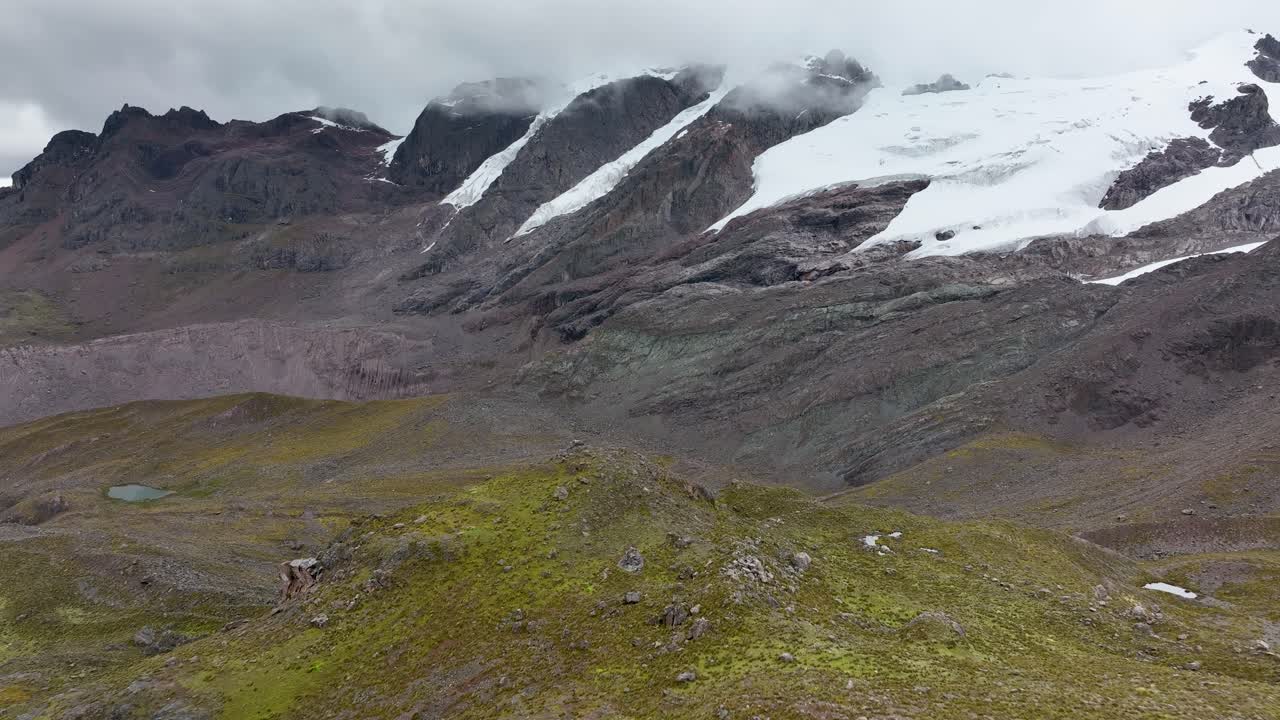 vista aérea de aviones no tripulados de la montaña del arco iris, vinicunca, región de cusco, perú