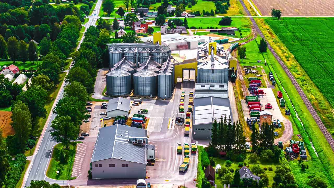 Zeitrafferaufnahme eines geschäftigen Industriegebiets mit Maschinen und Fahrzeugen