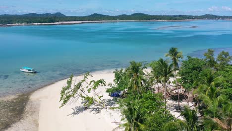 antenna di un'isola tropicale remota incontaminata a belitung indonesia