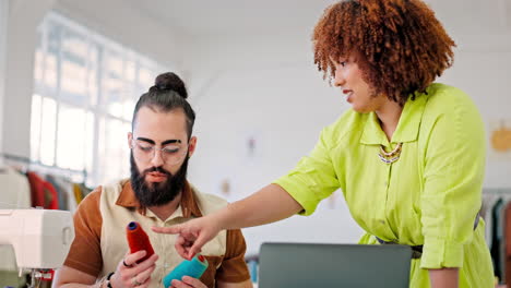 equipo, computadora portátil y hombre de consultoría diseñador de moda