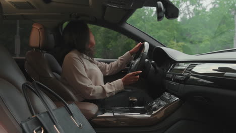 mujer de negocios entrando en el coche