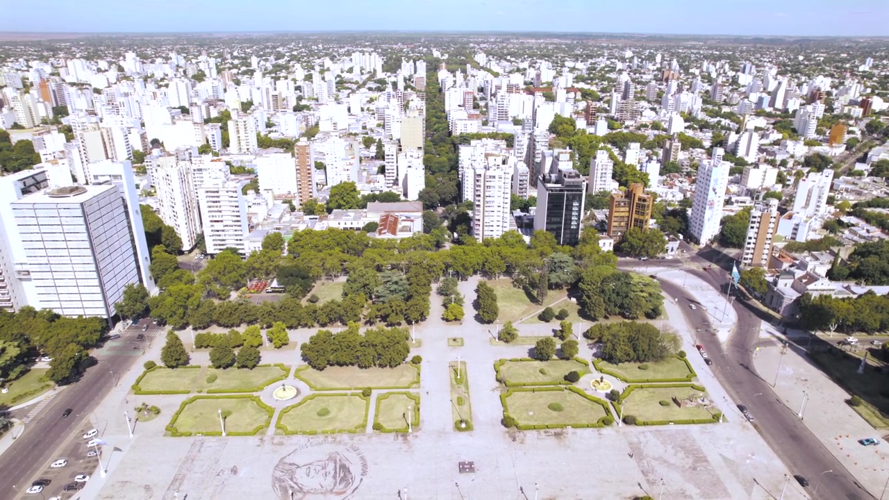 Vista aerea con drone 4K di Plaza Moreno a La Plata, Buenos Aires, Argentina. Storica piazza centrale circondata dalla Cattedrale, edifici governativi, spazi verdi e il cuore urbano della città.