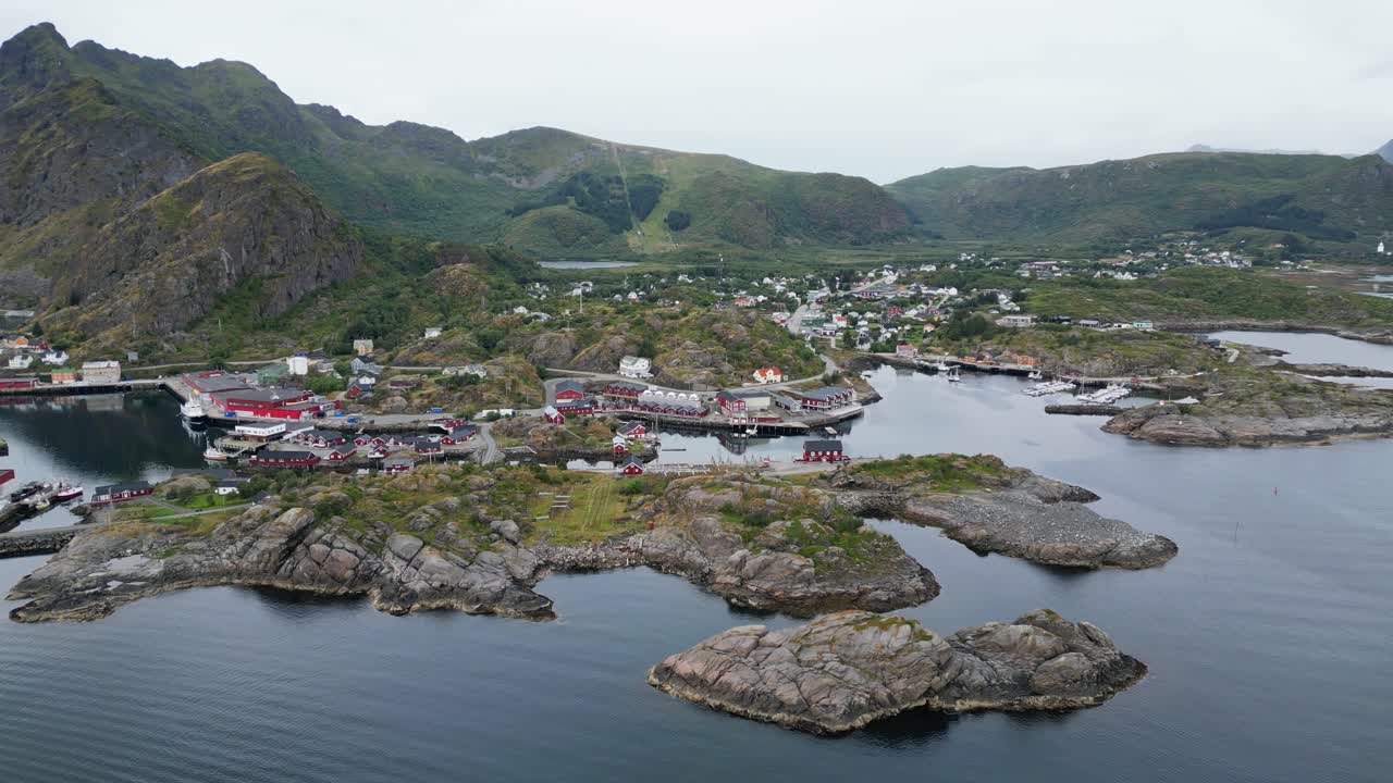 노르웨이 로포텐 섬에 있는 스스운드 시 마을 - 공중 4k 순환