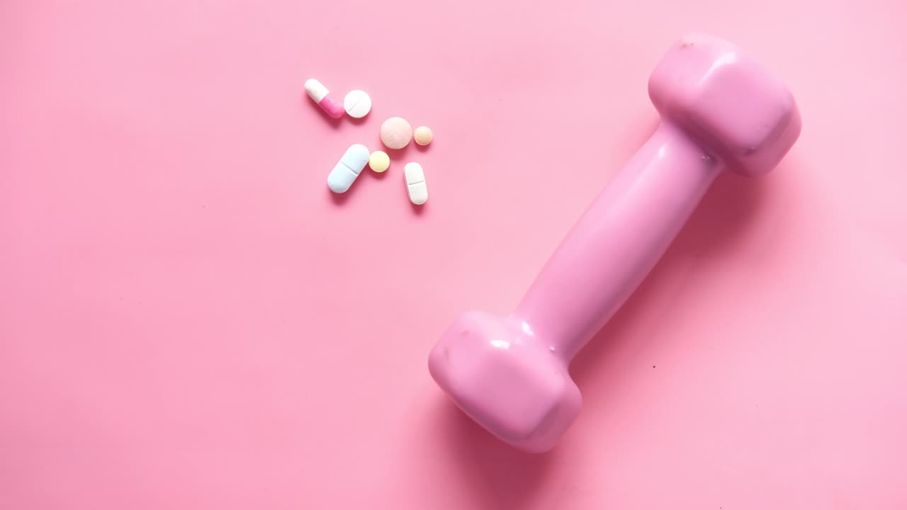 pesas rosas y pastillas variadas