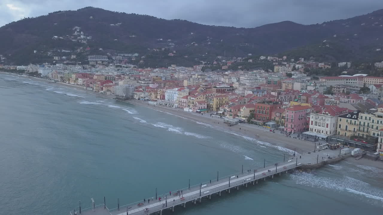 Vista aerea della città di Alassio e del molo sul mare in Liguria, Italia
