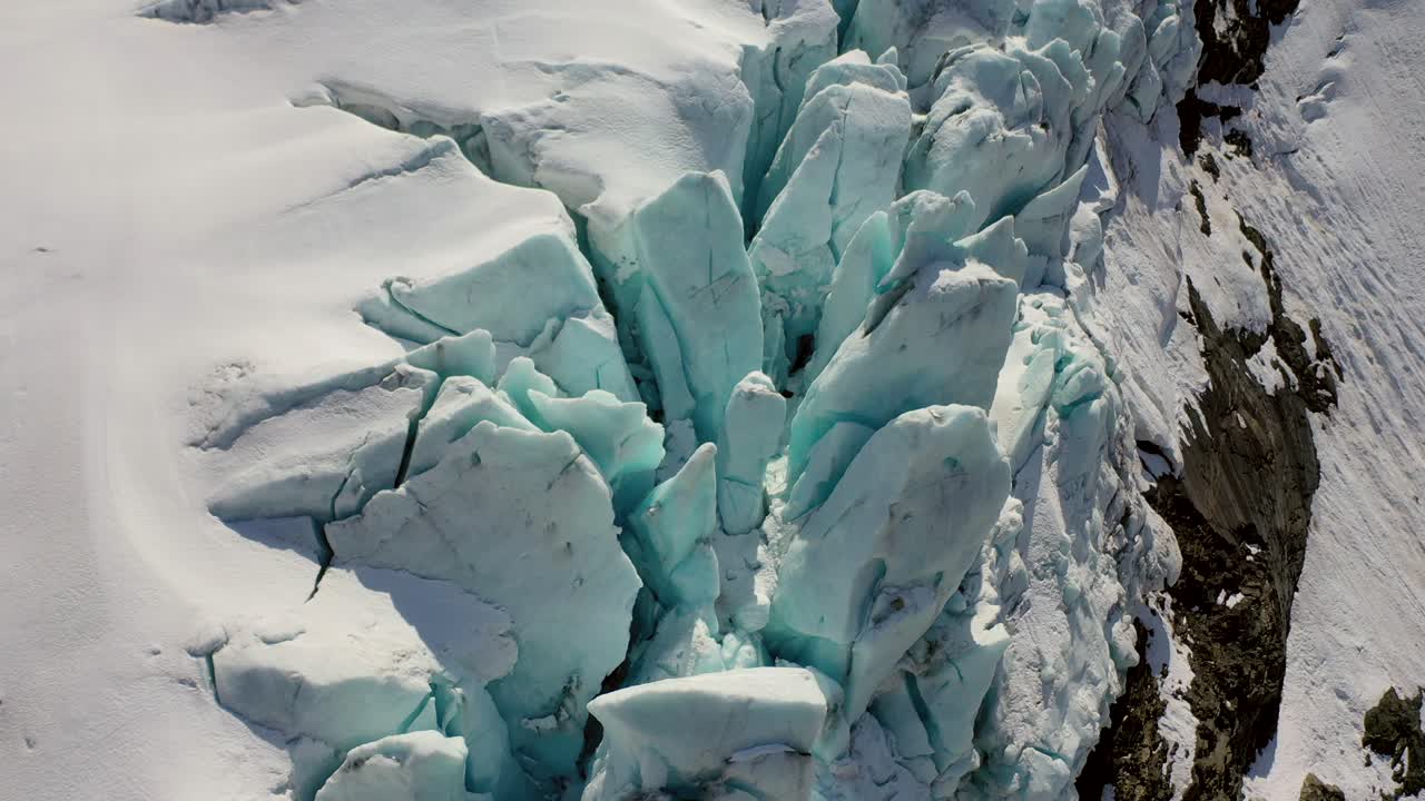 스위스의 멋진 얼음 빙하 산 위의 공중 무인 항공기 비행