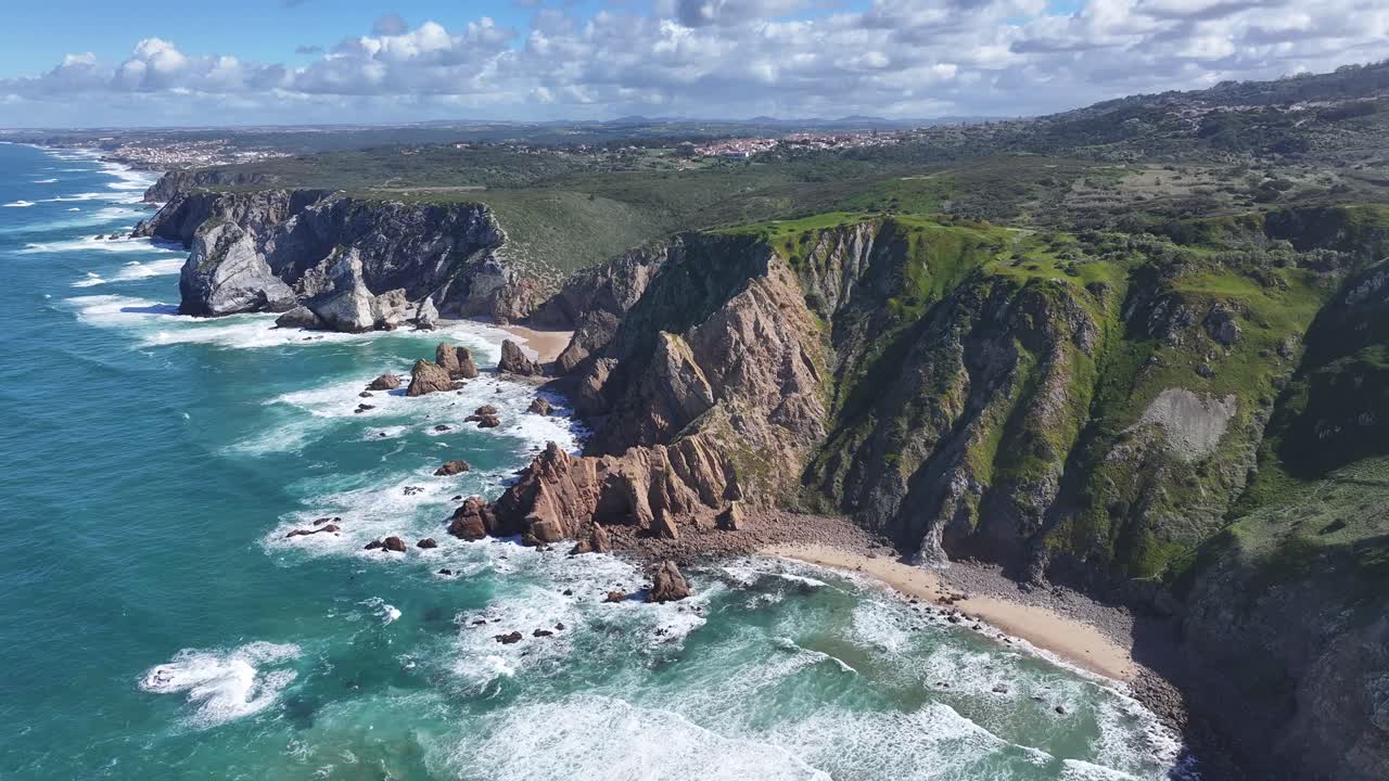 Cabo da Roca a Sintra, nel distretto di Lisbona, Portogallo. Paesaggio costiero. Paesaggio marino naturale. Destinazione di viaggio. Cabo da Roca a Sintra, nel distretto di Lisbona, Portogallo. Acqua turchese