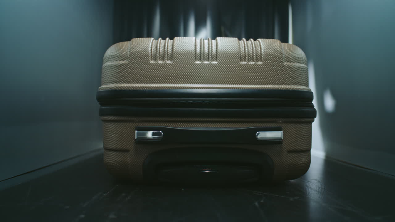 空港のセキュリティのx線写真に載っているスーツケース