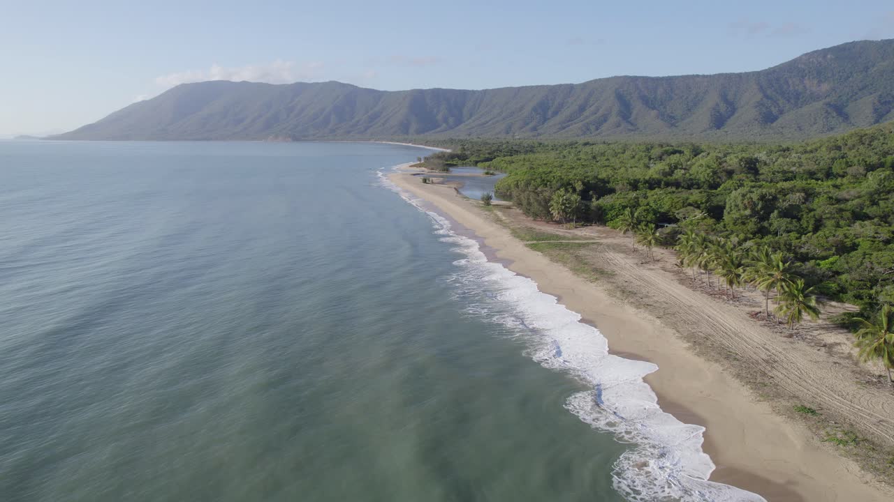 largo tramo de playa de arena blanca - playa wangetti en el norte de queensland, australia - retroceso aéreo