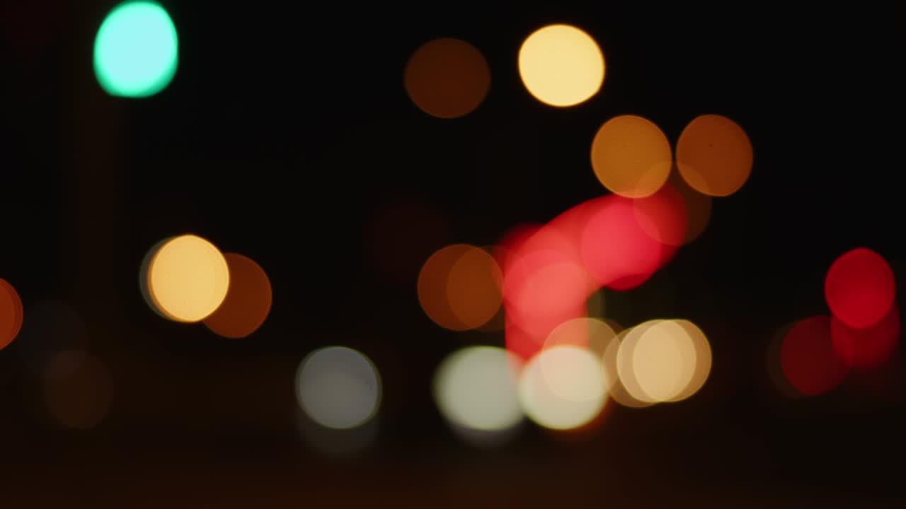 la vida de la ciudad borrosa tráfico de coches por la noche