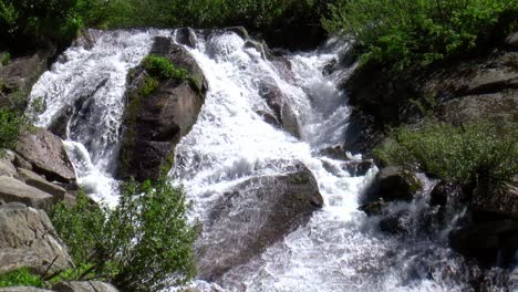 pequeña cascada en las montañas