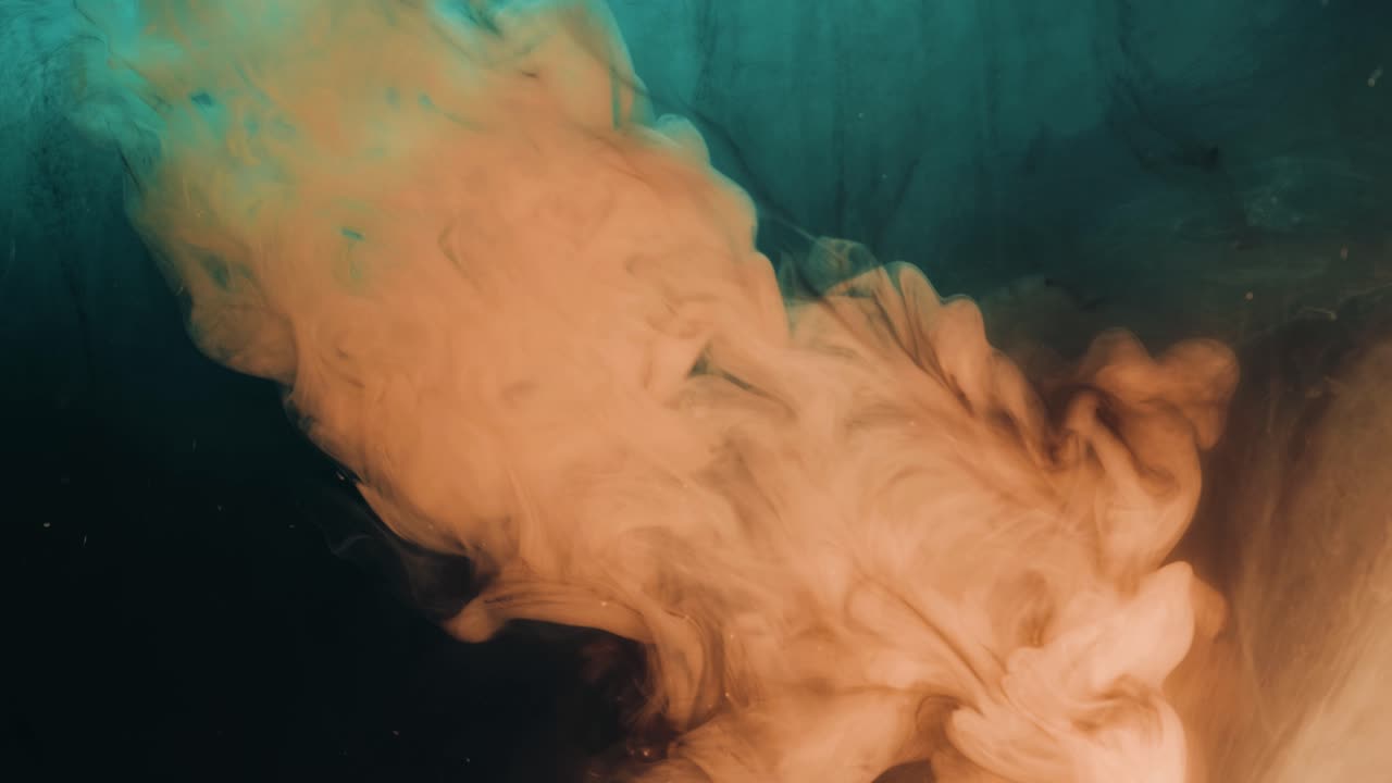Nebulosa cosmica gialla simile a fumo che esplode e scorre nello spazio