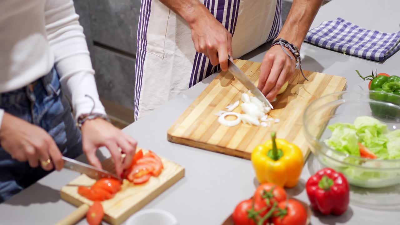 preparando una ensalada saludable