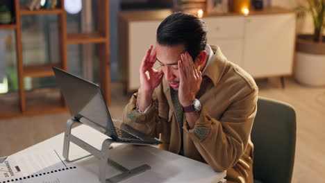 un hombre de negocios estresado trabajando hasta tarde en la noche.