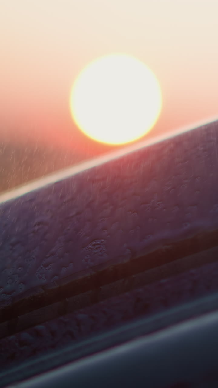 은 자동차 표면은 저녁 시골에서 폭풍우 아래 서 있습니다. 비가 오는 계절에 만적 인 도로 여행