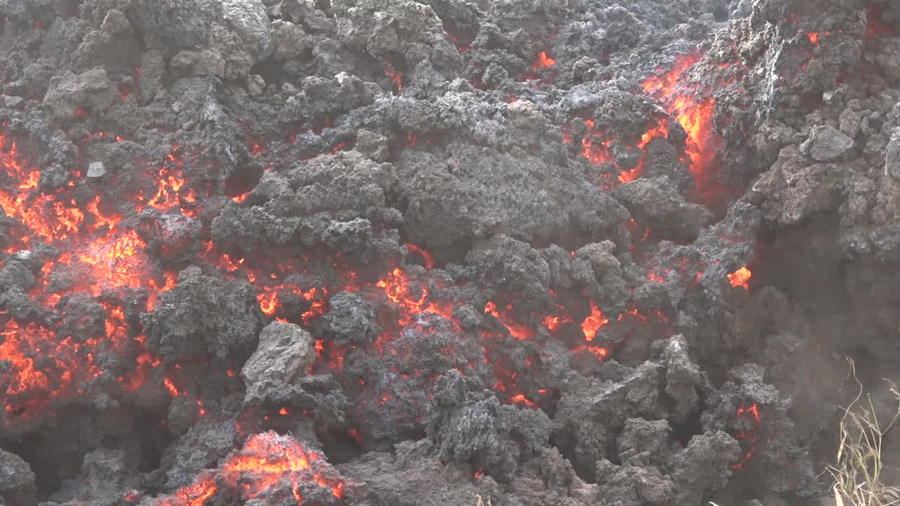 un hombre en un flujo de lava del volcán cabo verde entra en erupción en la isla de cabo verde frente a la costa de áfrica