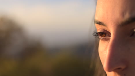 primer plano del ojo de una mujer mientras disfruta de los hermosos lugares de la naturaleza en un día soleado