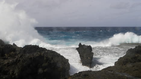 太平洋的海浪撞擊了岩石的海岸線