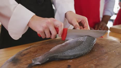 Koch-Schneidet-Einen-Fisch