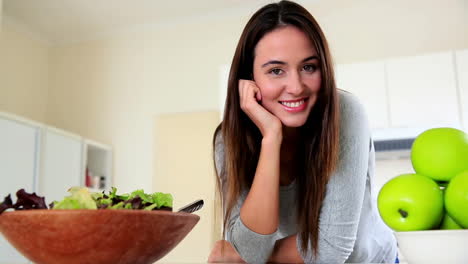 bruneta muy sonriente a la cámara
