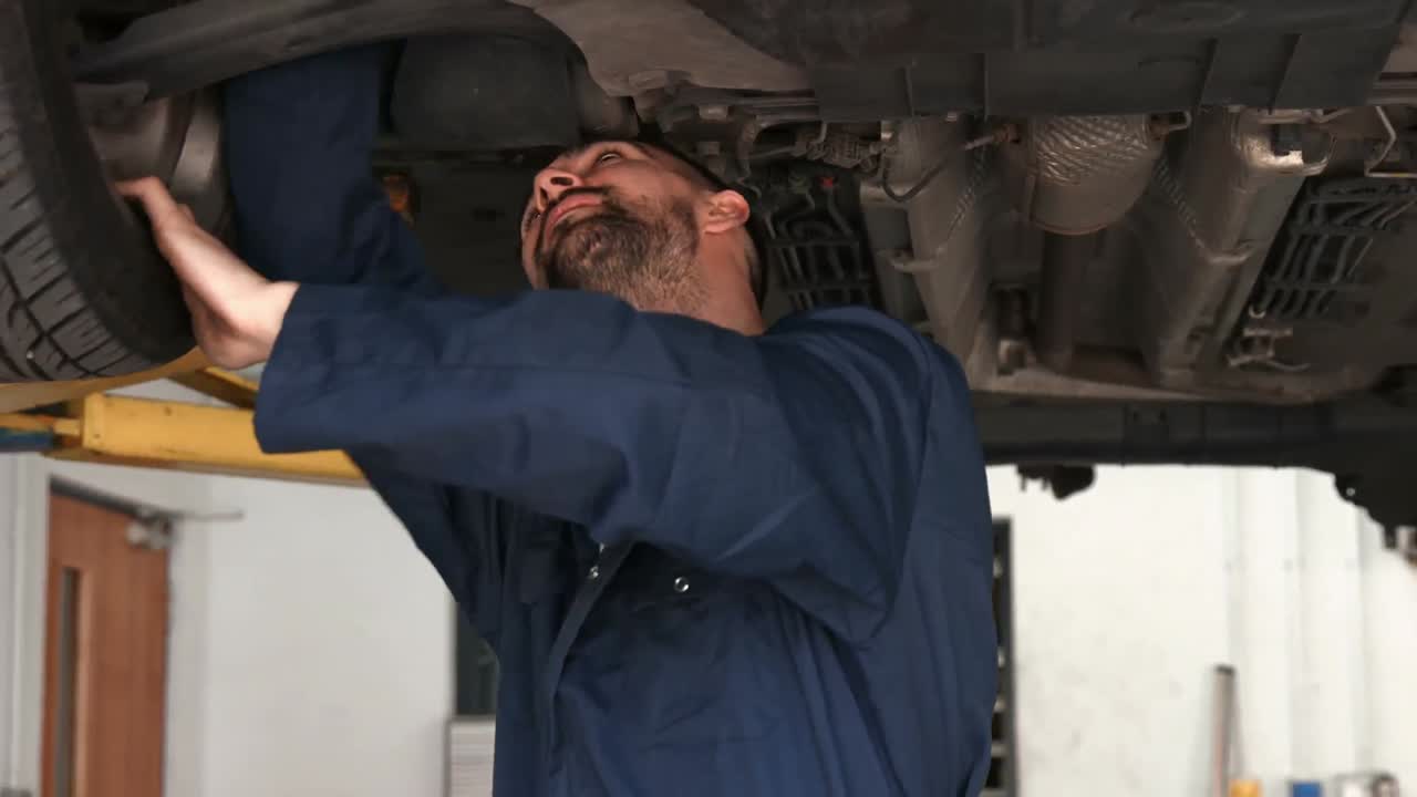 mecánico revisando un coche