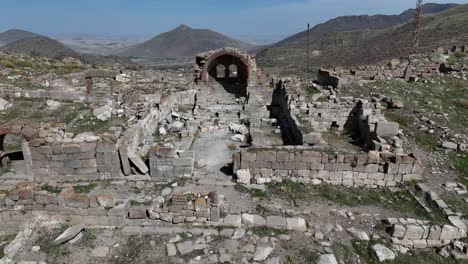 vista desde arriba de las ruinas rocosas en las ruinas de la aldea de üçkuyu değle
