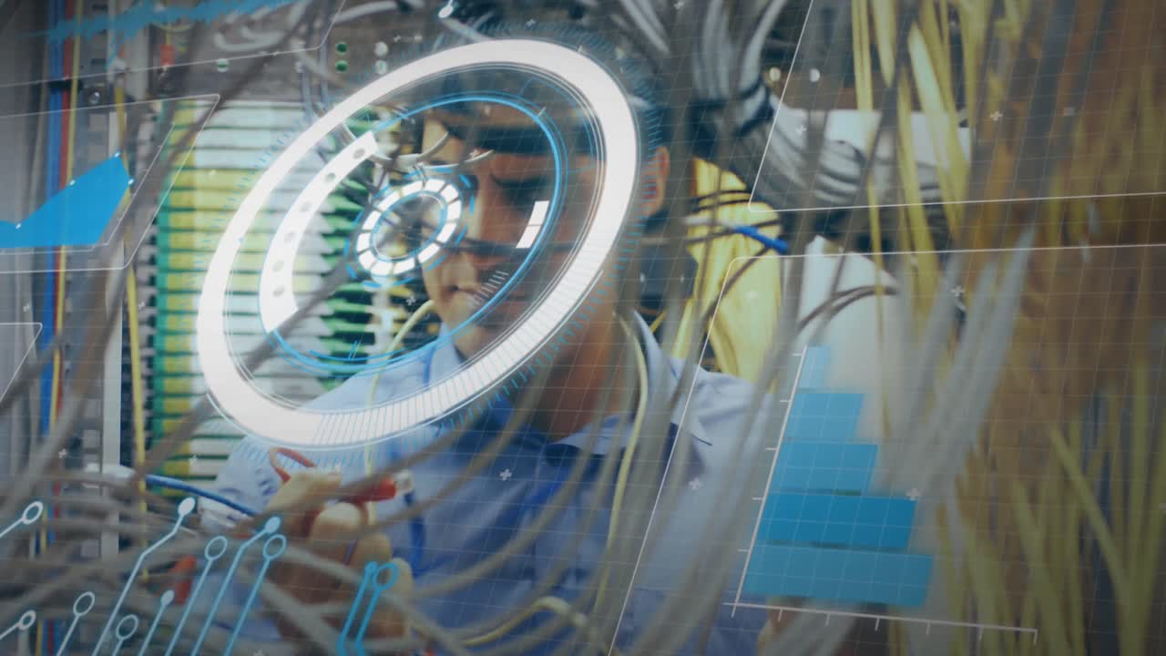 animación de la interfaz con el procesamiento de datos sobre un ingeniero caucásico que trabaja en la sala de servidores