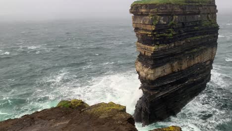 Toma-Estática-De-Downpatrick-Head-Con-Mar-Tormentoso.