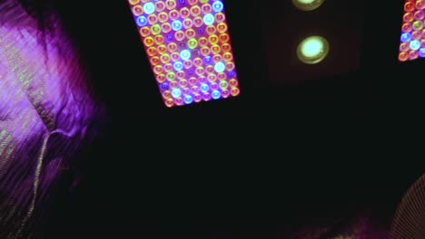 dyi cannabis marihuana thc cbd cultivo doméstico en una tienda de campaña con luces y ventilación configuración de dormitorio de repuesto para hobby a pequeña escala