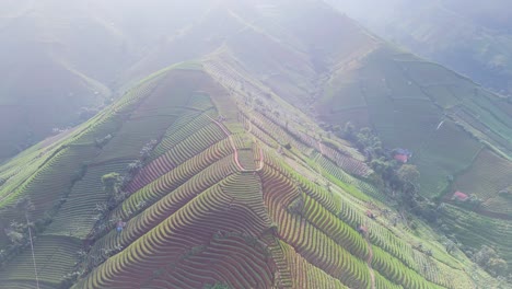 Panyaweuyan-Vastas-Terrazas-De-Plantaciones-Dramáticas-Rayas-Agricultura-Cultivos-Abrazando-El-Paisaje-De-La-Ladera-Volcánica-De-Indonesia