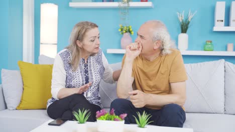 Seine-Frau-Tröstet-Den-Mann,-Der-Zu-Hause-Nervös-Ist.