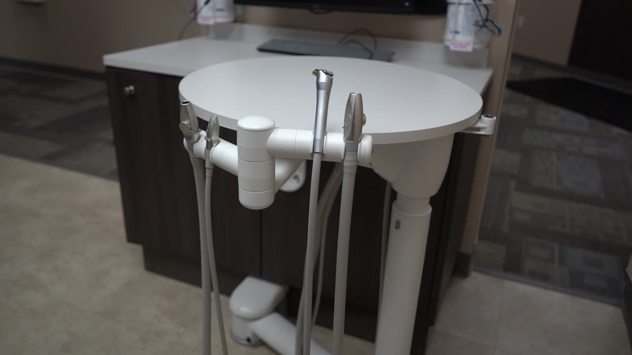 cierre de las herramientas en la sala de operaciones dentales pacientes y equipos de la oficina del dentista