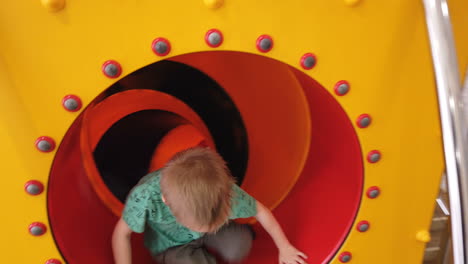 Niño-Entrando-En-El-Tobogán-Hacia-Atrás-Y-Deslizándose-Hacia-Abajo