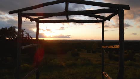 Drone-A-Través-De-La-Glorieta-Y-Sobre-Las-Colinas-Al-Atardecer