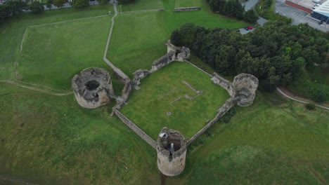 Castillo-De-Pedernal-Galés-Fortaleza-Militar-Costero-Medieval-Ruina-Vista-Aérea-Alta-Derecha-Girar