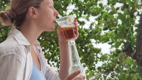 mujer disfrutando de una cerveza al aire libre