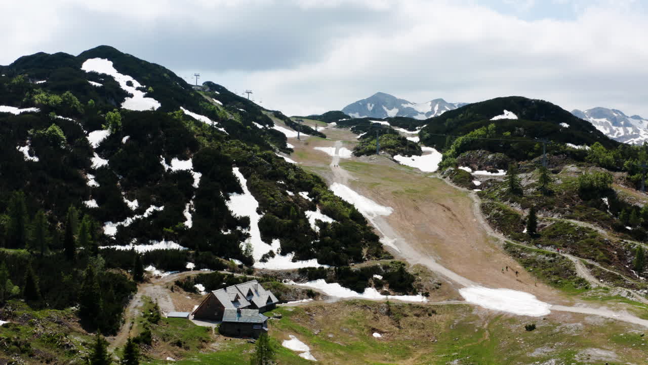 nieve esparcida en el bosque en el paisaje de la montaña vogel en eslovenia