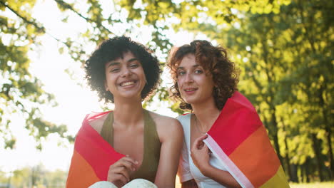 pareja con bandera de orgullo