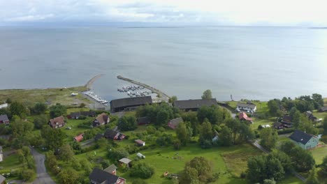 impresionante dron de un pueblo estonio junto al mar con un pequeño puerto y barcos