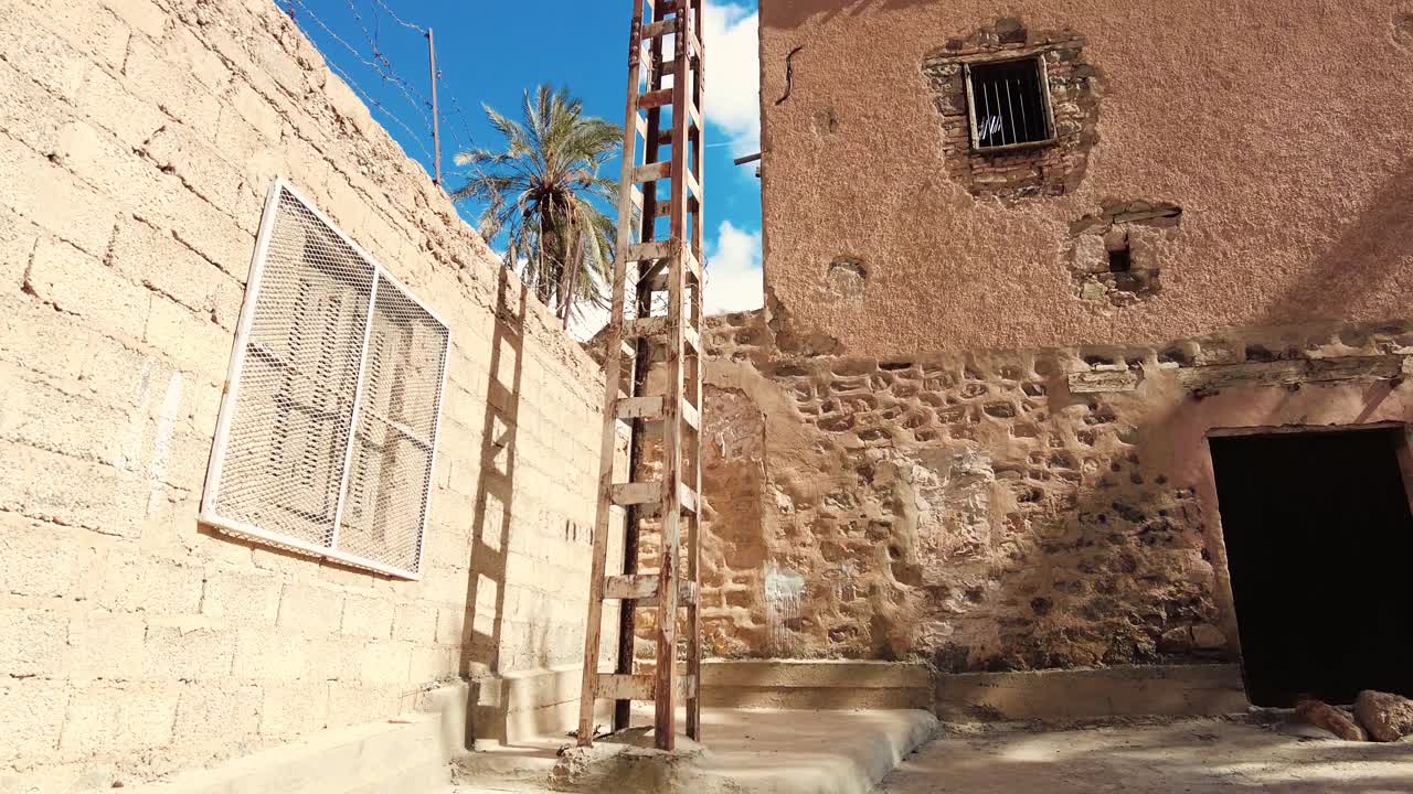 un viejo pueblo en el medio del desierto con el estilo de la casa árabe