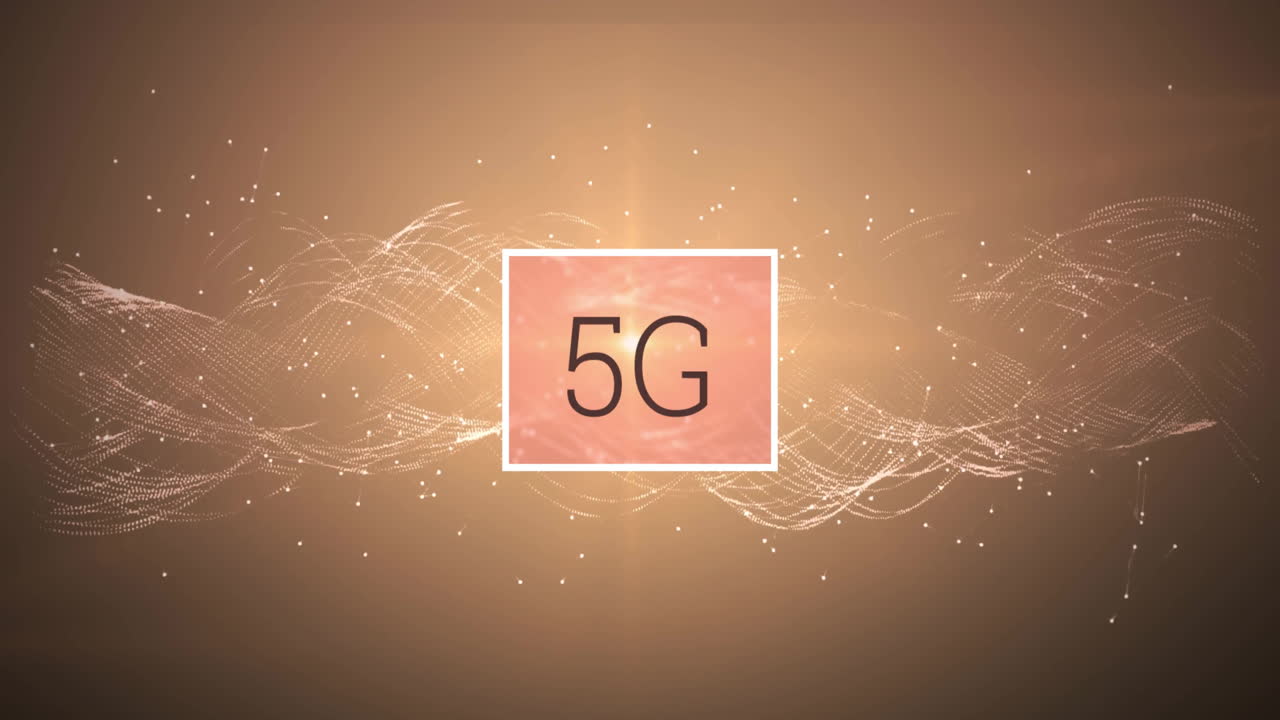 animación de un hombre de negocios caucásico usando una pantalla con texto y formas 5g