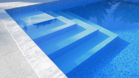 escaleras en una piscina al aire libre