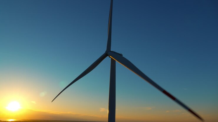Industrielle Windkraftanlage, die nachhaltige Energie vor schönem Himmel erzeugt.
