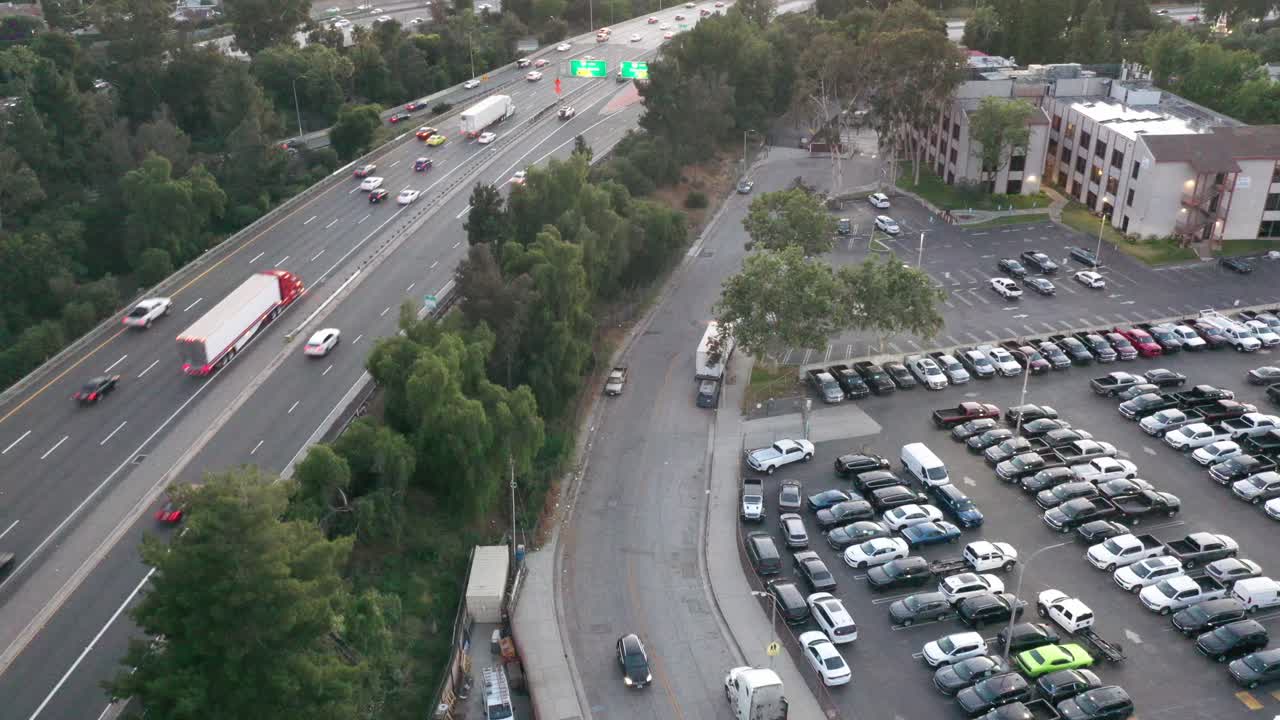 автомобиль едет по городским улицам