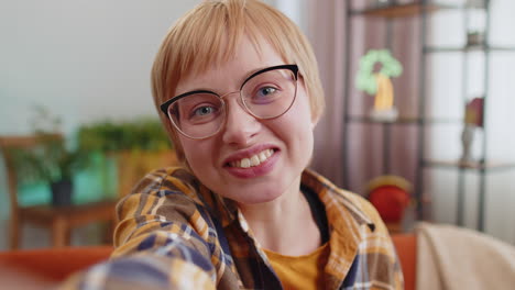 Punto-De-Vista-De-Una-Mujer-Joven-Tomándose-Un-Selfie-En-Un-Teléfono-Inteligente-Comunicando-Videollamadas-A-Casa-En-Línea-Con-Suscriptores