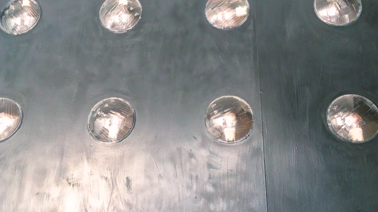 luces redondas de coche en la pared