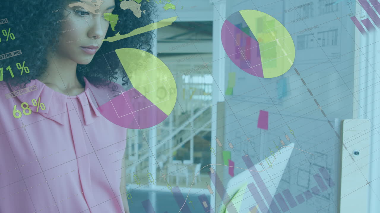 animación de procesamiento de datos estadísticos sobre una mujer biracial feliz usando una computadora portátil en la oficina